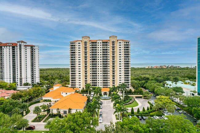 The Marbella at Pelican Bay in Naples, FL - Foto de edificio - Building Photo