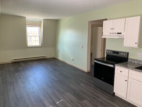 191 Main St, Unit Apt 3 in Saco, ME - Building Photo - Building Photo