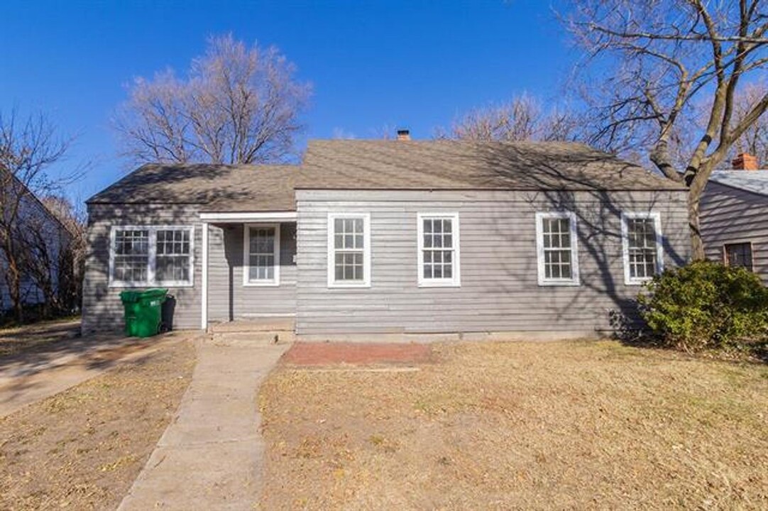 5326 E Pine St in Wichita, KS - Building Photo