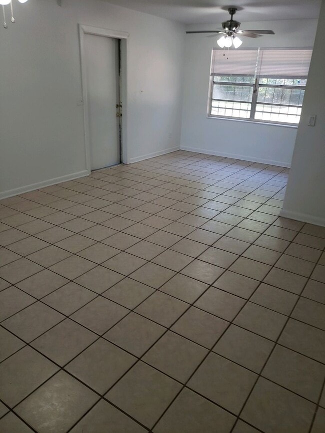 2511 NE 3rd Pl in Gainesville, FL - Building Photo - Building Photo
