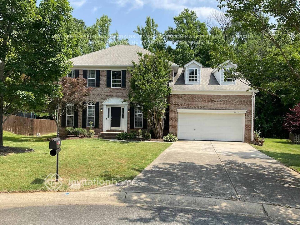 4645 Highcroft Ln in Charlotte, NC - Foto de edificio
