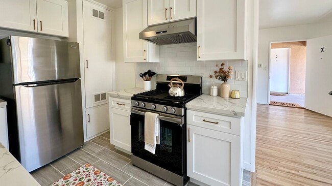 Spacious 1 & 2 Bedroom Apartments in Burbank, CA - Building Photo - Building Photo