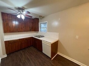 101 W McCoulskey St in Terrell, TX - Building Photo - Building Photo