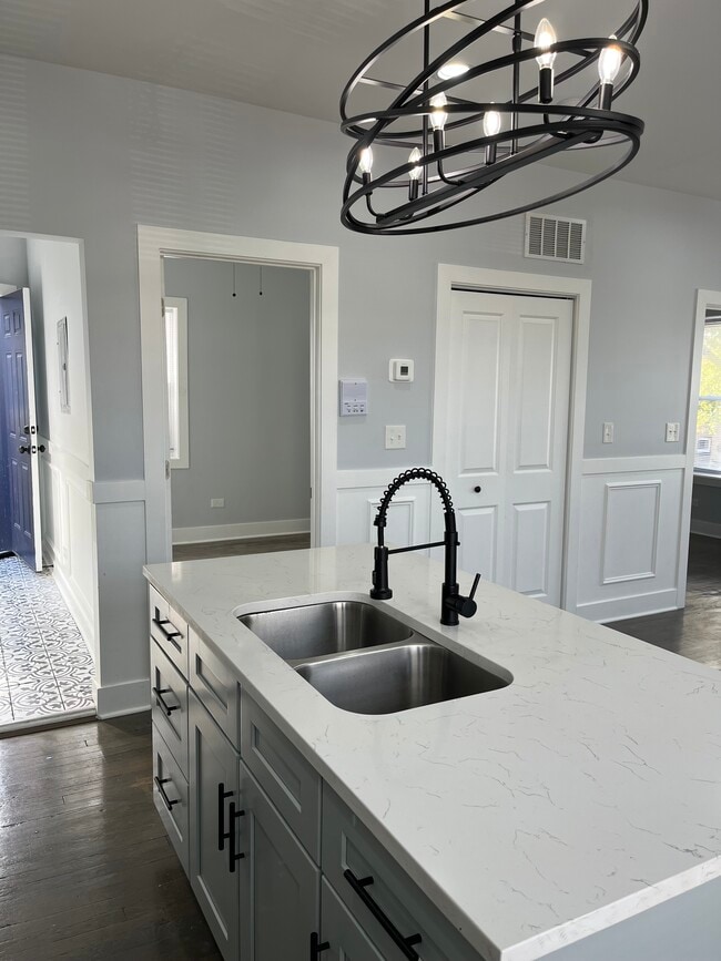 5033 W Wabansia Ave, Unit Unit 2W in Chicago, IL - Building Photo - Building Photo