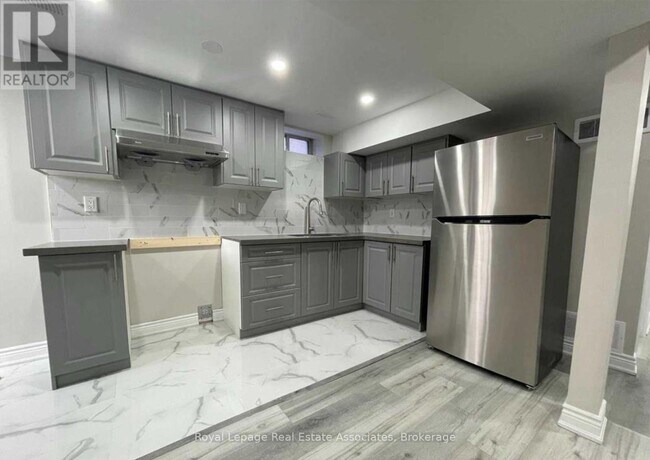 6978 Tassel Crescent in Mississauga, ON - Building Photo - Building Photo