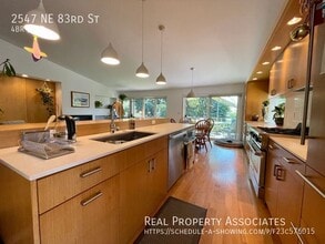 2547 NE 83rd St in Seattle, WA - Building Photo - Building Photo