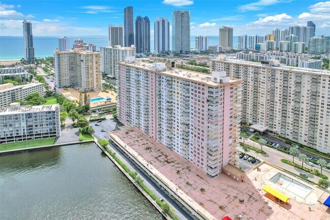 251 174th St in Sunny Isles Beach, FL - Building Photo - Building Photo