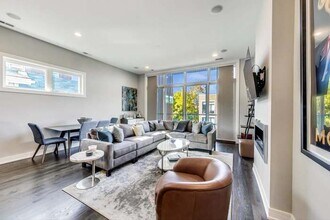 1021 N Hermitage Ave in Chicago, IL - Building Photo - Building Photo