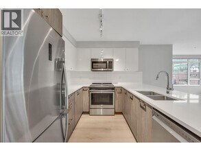 2525 Clarke St in Port Moody, BC - Building Photo - Building Photo