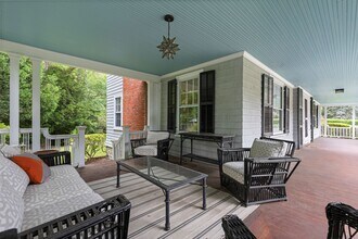 203 Riverside Ave in Greenwich, CT - Building Photo - Building Photo