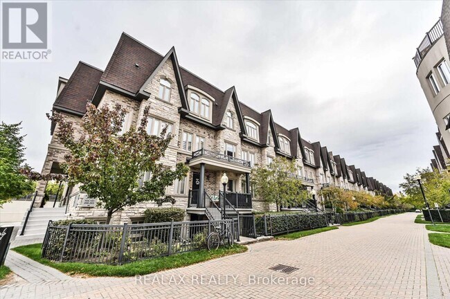 320 John St. in Markham, ON - Building Photo - Building Photo