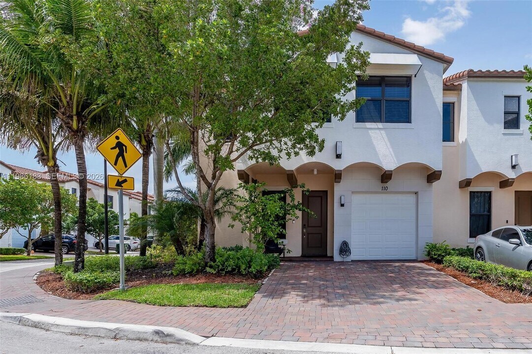 110 NW 209th Way in Pembroke Pines, FL - Building Photo