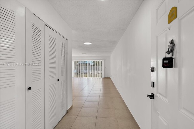 9375 Fontainebleau Blvd, Unit L115 in Miami, FL - Building Photo - Building Photo