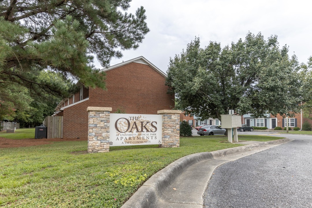 The Oaks at University Medical Park in Greenville, NC - Foto de edificio