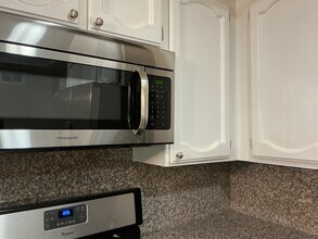 21650 Burbank Blvd, Unit Woodland Oaks in Woodland Hills, CA - Building Photo - Building Photo