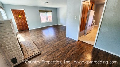 2090 Athens Ave in Redding, CA - Building Photo - Building Photo