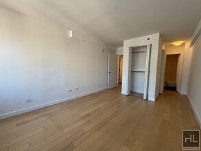 East 39th Street, Unit 24B in New York, NY - Foto de edificio - Building Photo