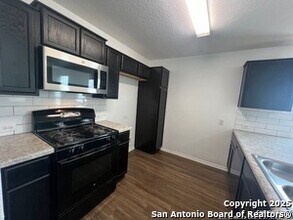 7002 Cozy Trail in San Antonio, TX - Foto de edificio - Building Photo