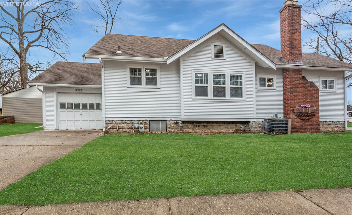 2225 N Court St in Rockford, IL - Building Photo