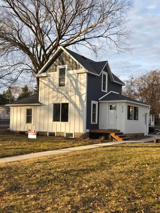 312 W Main St in Battle Lake, MN - Building Photo