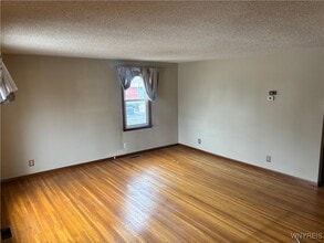 194 Boncroft Dr in West Seneca, NY - Foto de edificio - Building Photo