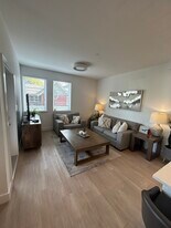 242 4th St W in North Vancouver, BC - Building Photo