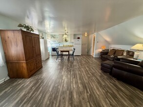 176 Pocono Rd in Brookfield, CT - Building Photo - Building Photo