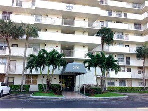 250 Jacaranda Dr, Unit 507 in Plantation, FL - Building Photo - Building Photo