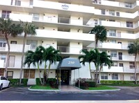 250 Jacaranda Dr, Unit 507 in Plantation, FL - Foto de edificio - Building Photo