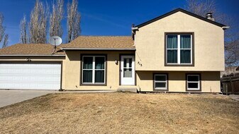 715 Saratoga Dr in Green River, WY - Building Photo