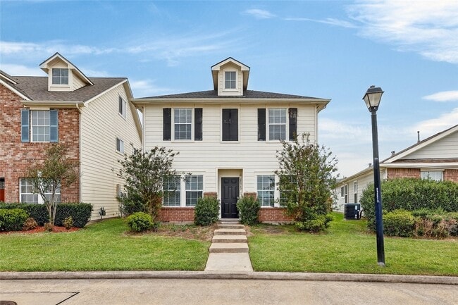 20747 Settlers Lake Cir N