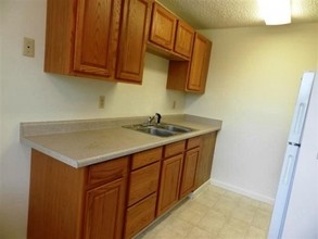 Sunset Court Apartments in Tacoma, WA - Building Photo - Interior Photo