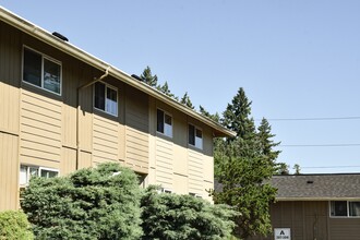 Halsey Summit Apartments in Portland, OR - Building Photo - Building Photo