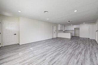 6027 Ledbetter St in Houston, TX - Building Photo - Building Photo