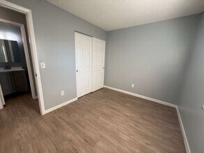 8214 N 17th St in Tampa, FL - Foto de edificio - Building Photo