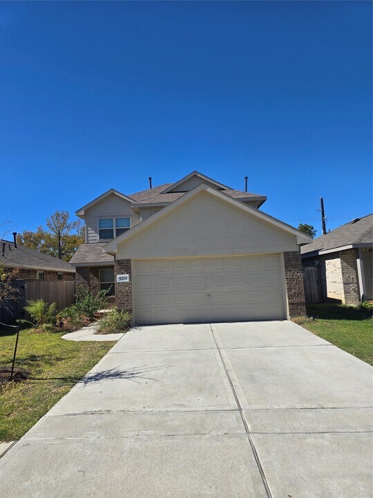 9219 Velasco Hls Dr in Baytown, TX - Building Photo