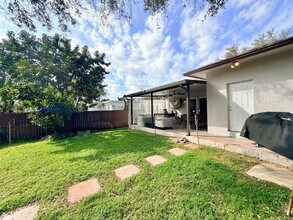 243 SW 5th St in Dania Beach, FL - Foto de edificio - Building Photo