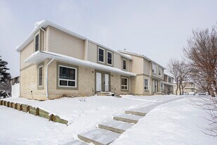 116 Deer Ridge Ln SE in Calgary, AB - Building Photo