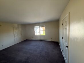 Old County Estates in Hampden, ME - Foto de edificio - Building Photo