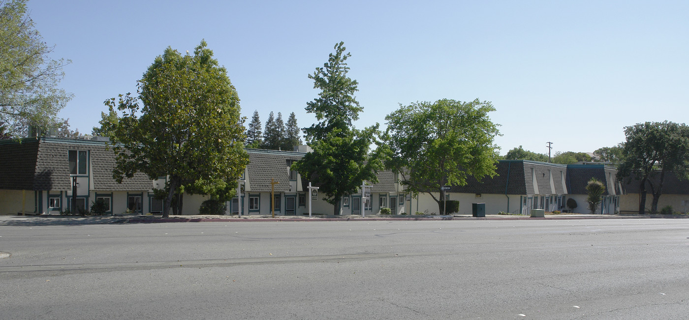 3905 Clayton Rd in Concord, CA - Building Photo