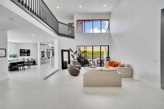 500 Cypress Pointe Dr E in Pembroke Pines, FL - Building Photo - Building Photo