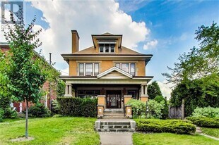 142 Emerald St S in Hamilton, ON - Building Photo