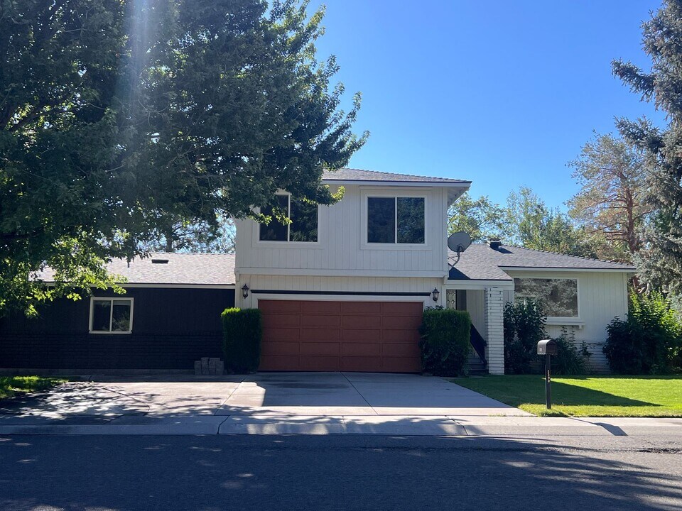 1599 Lucerne St in Minden, NV - Building Photo