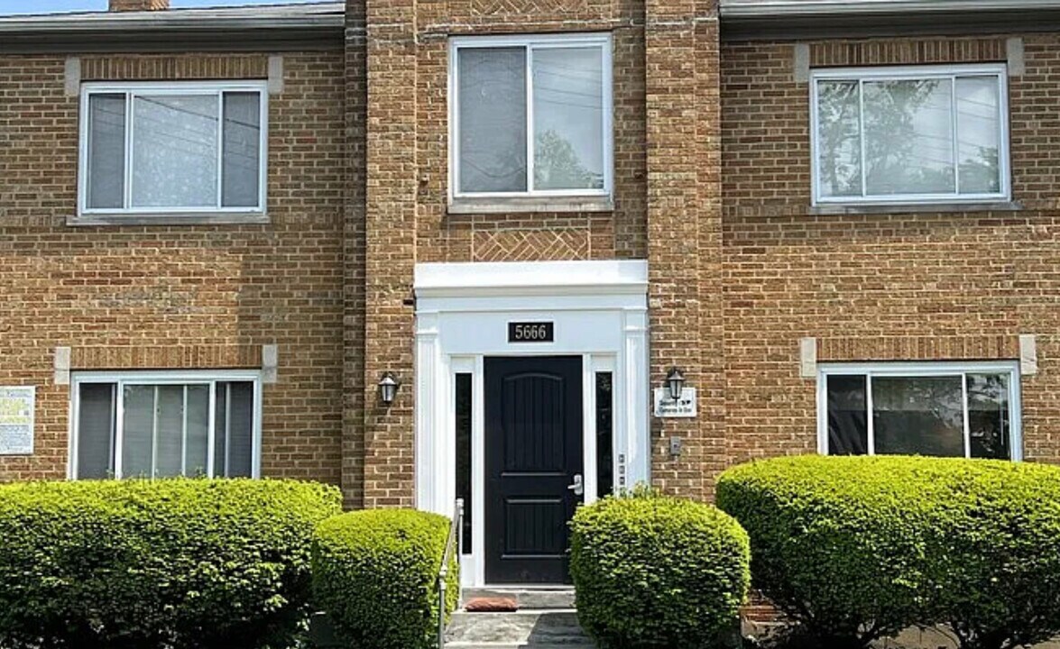 5666 Montgomery Rd, Unit 4 in Cincinnati, OH - Building Photo
