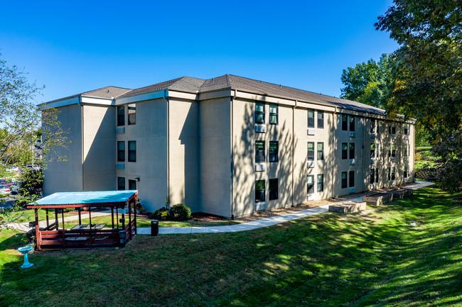 Woods Chapel Lodge in Blue Springs, MO - Foto de edificio - Building Photo