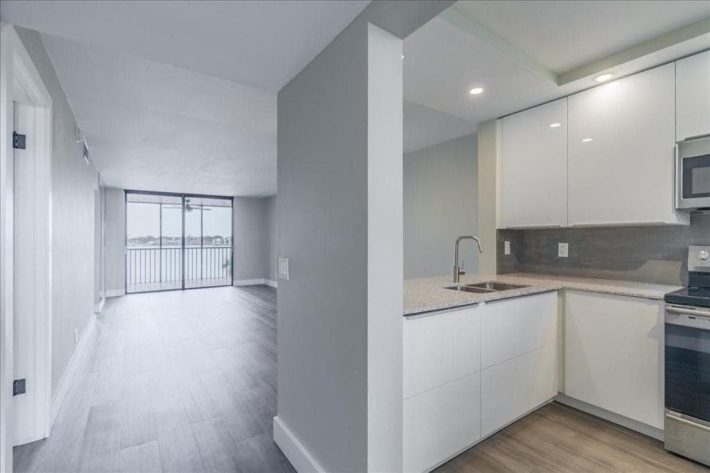 113 Lake Emerald Dr in Oakland Park, FL - Building Photo