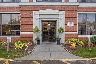 211-211 Hunter St E in Peterborough, ON - Building Photo - Building Photo