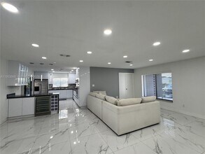 10394 Fairway Heights Blvd in Miami, FL - Building Photo - Building Photo