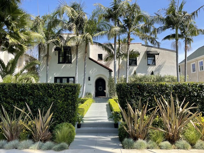 1938 Buckingham Rd in Los Angeles, CA - Foto de edificio - Building Photo