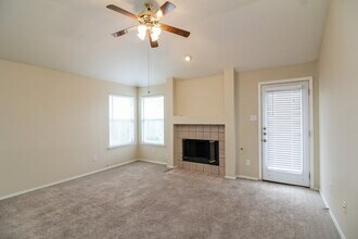 2807 N Hampton Dr in Grand Prairie, TX - Building Photo - Building Photo